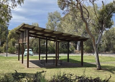 Oaklands Wetlands: shelter and roadside parking