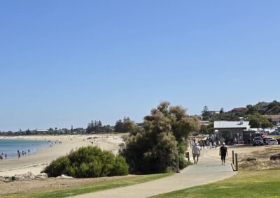 Kingston Reserve: the Nest Cafe and caravan park are north of the reserve