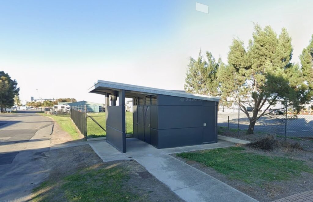 2026-09-25 Snowden Beach - toilets